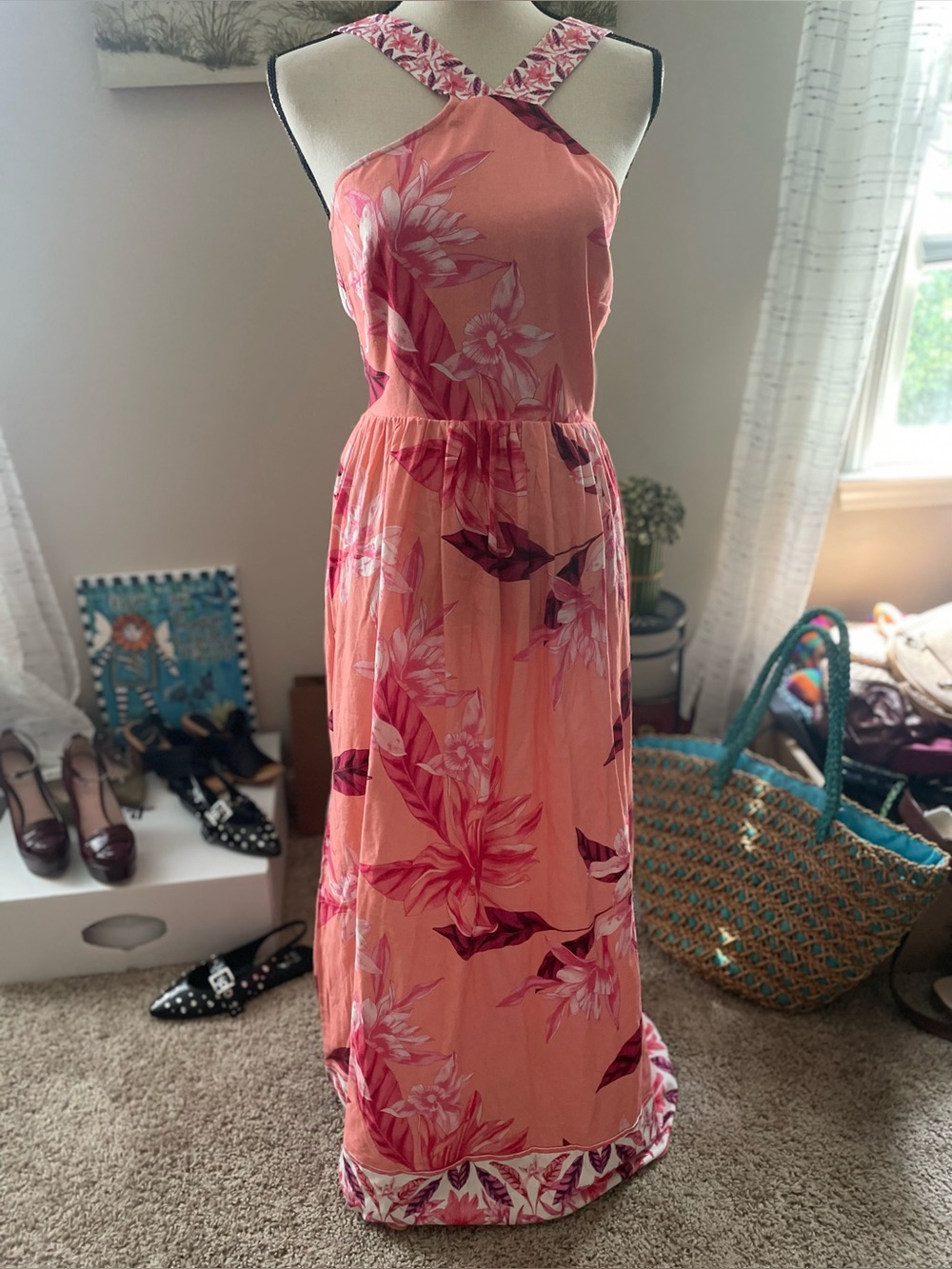 Venus Woman’s Haltered Style Dress in SZ 6 in gently used condition